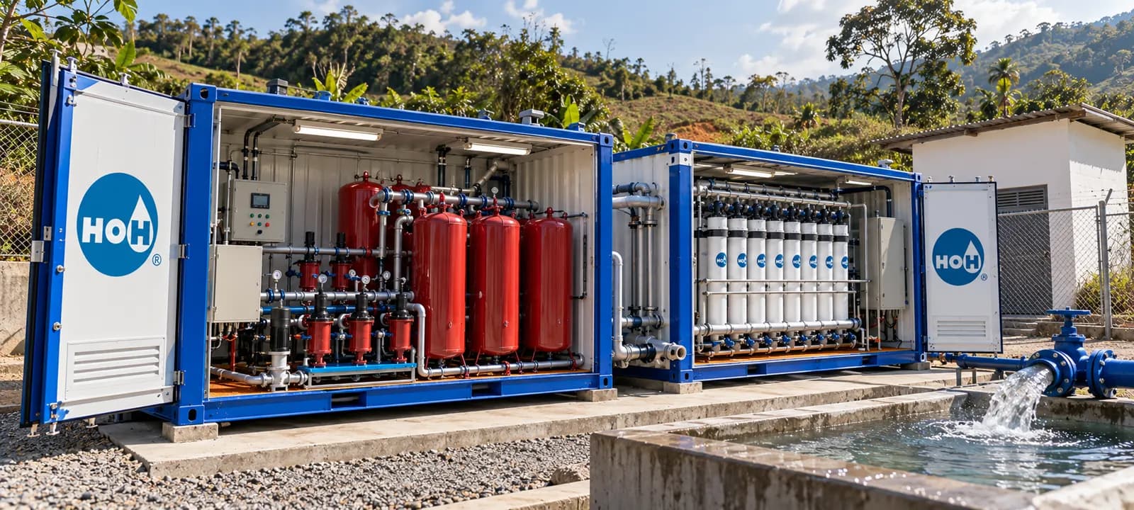 Dos contenedores HOH abiertos con equipos de ultrafiltración y filtros, junto a un tanque de agua en zona montañosa