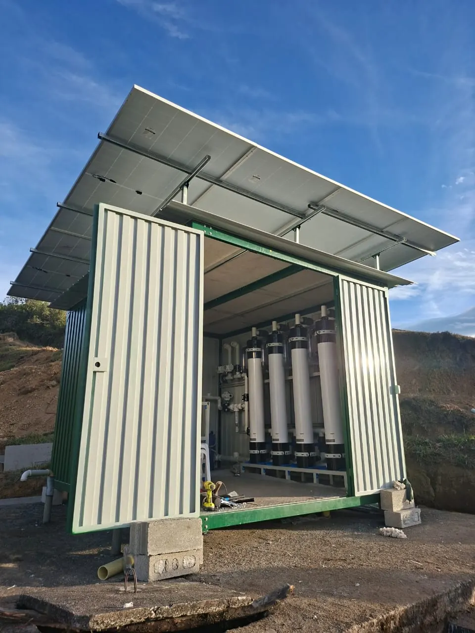 Caseta abierta con una planta de ultrafiltración de 8 m³/h